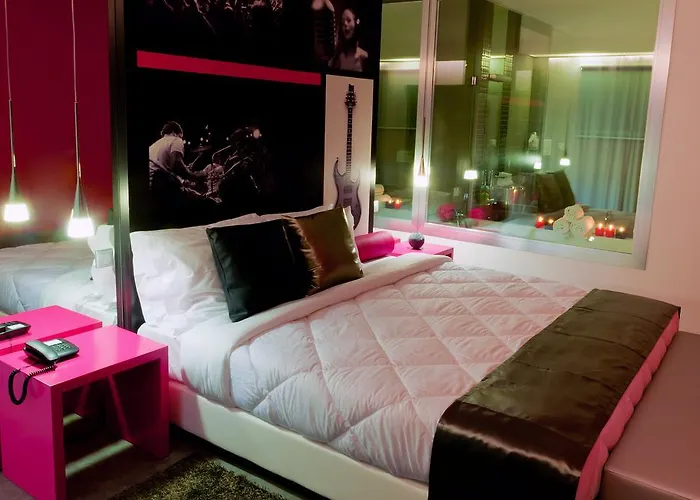 Vinyl M - Adults Only 3* ميلادا